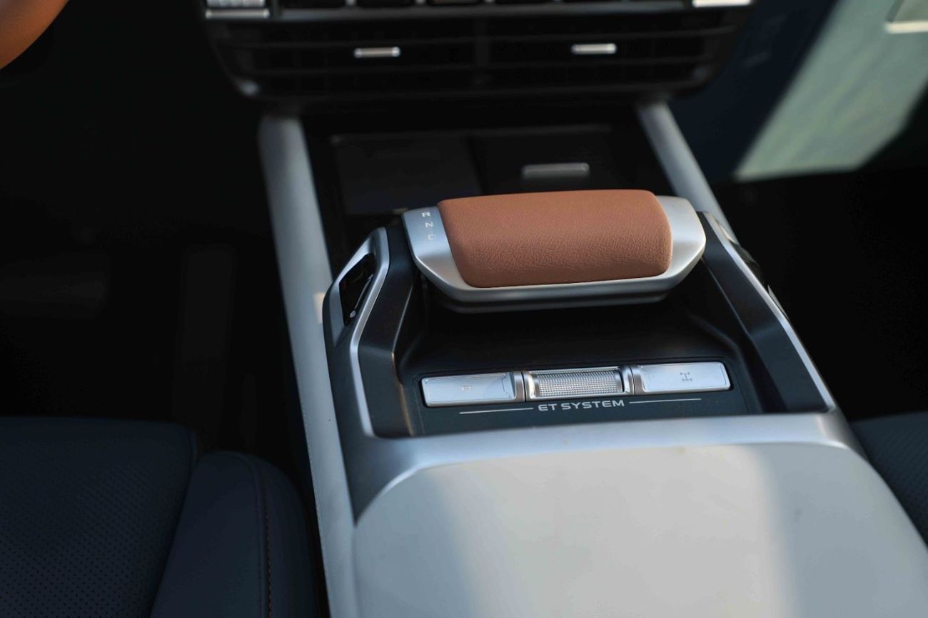 تشنجان ديبال جي 318 2024 Changan Deepal G318 Air Suspension - Plug-in Hybrid - Green inside Blue | Export Price