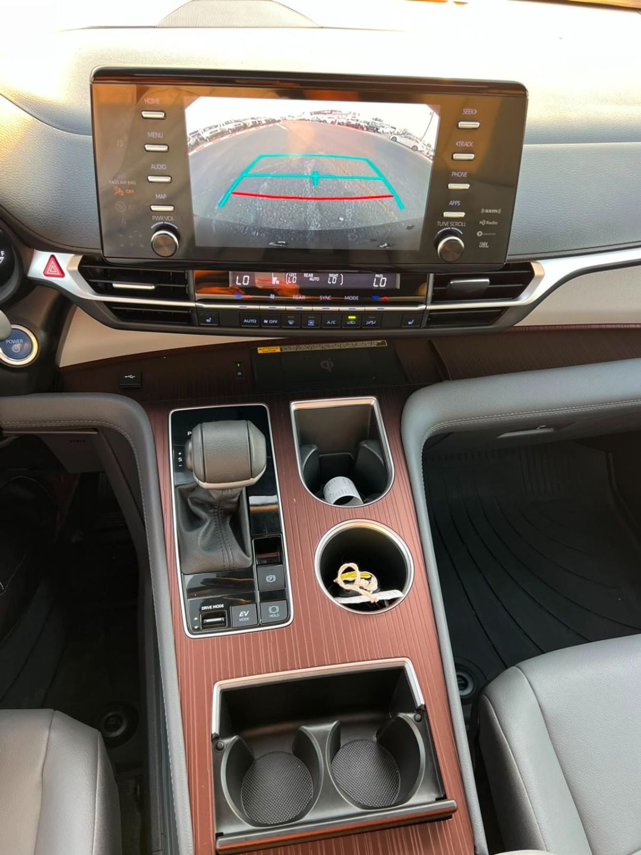 تويوتا سيينا  2024 Toyota Sienna XLE Hybrid Full Option 2.5L V4 - 7 Seater Doors Full Auto With Radar - Rear Camer