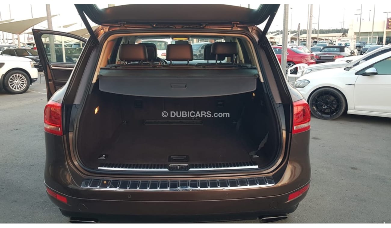 Volkswagen Touareg Volex wagan Touarag model 2011 GCC car full option panoramic roof leather seats back camera full ele