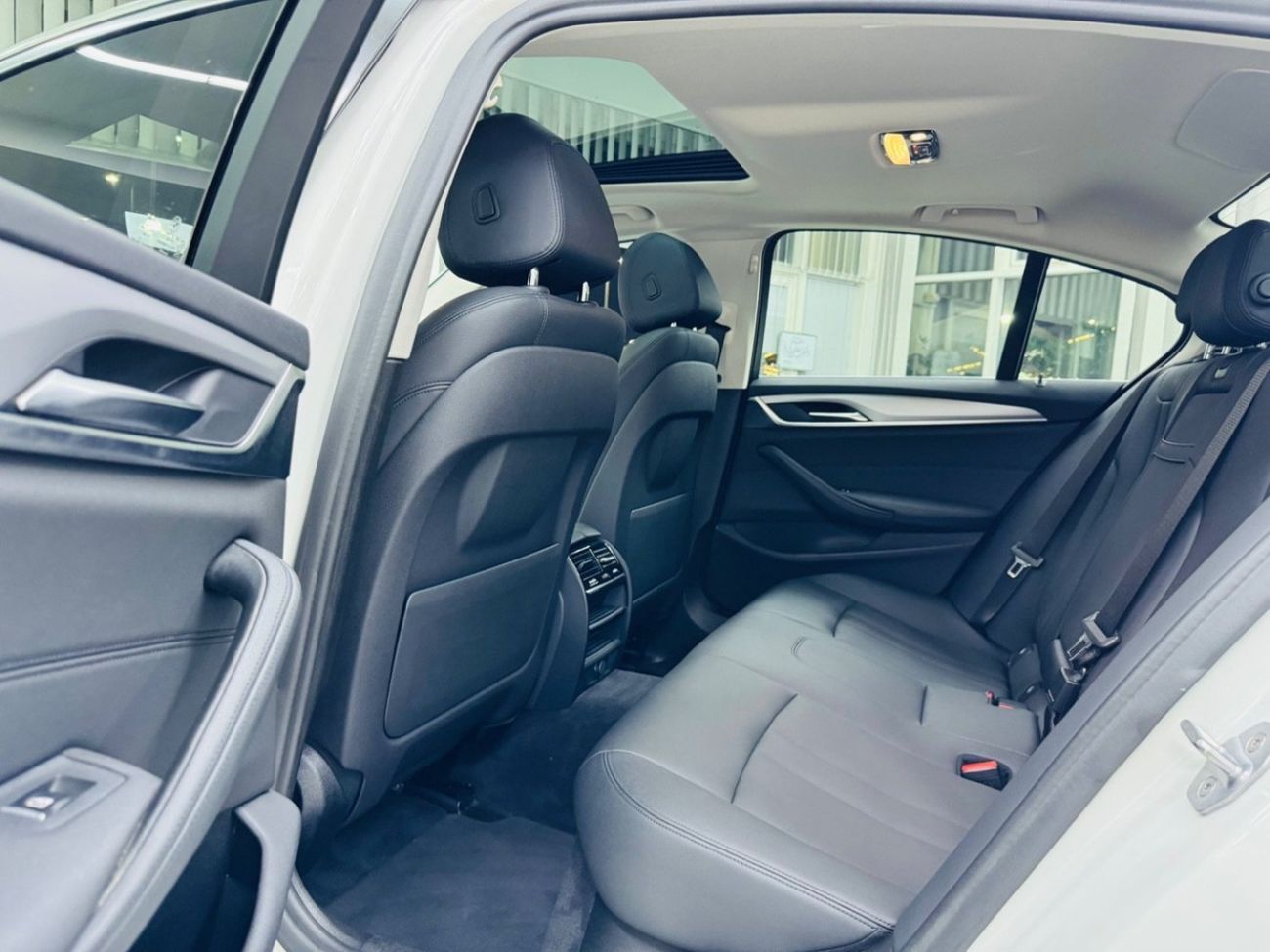 بي أم دبليو 520i Std 2.0L