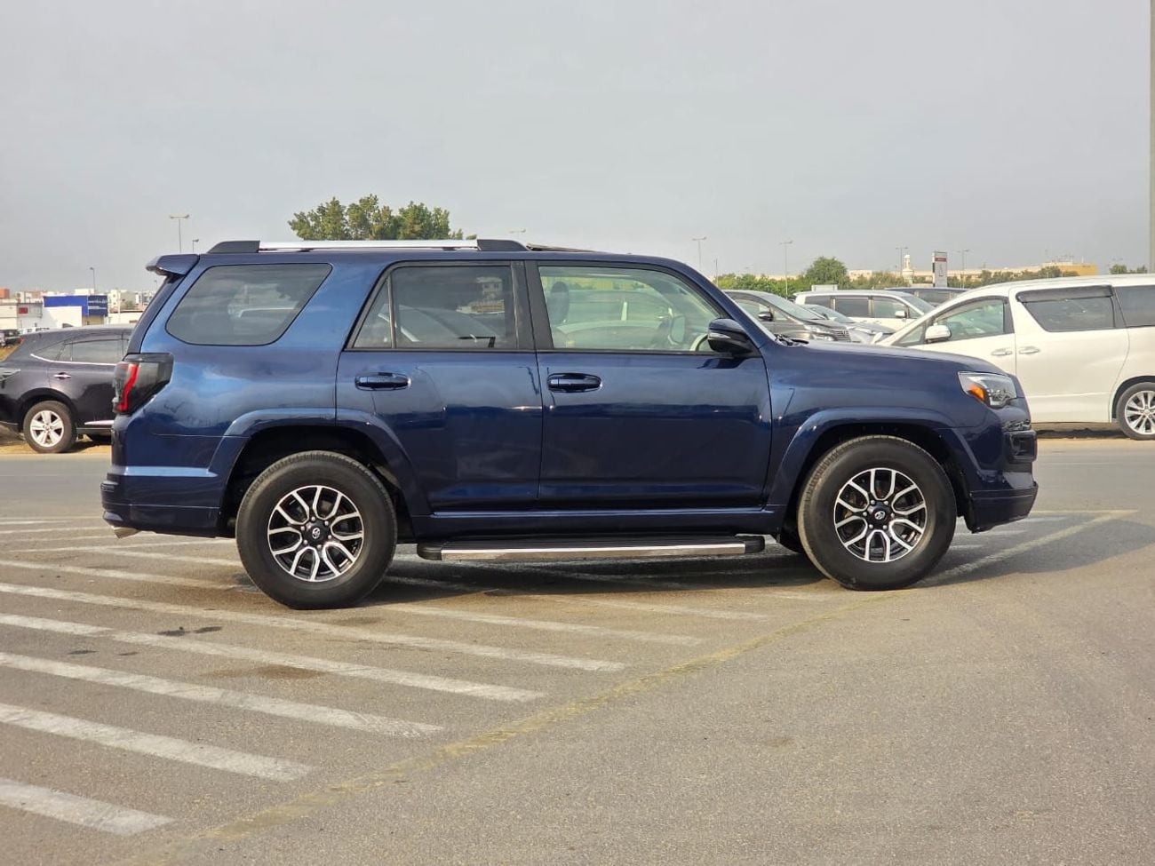 Toyota 4Runner SR5 Perimum Sunroof , Push button and 7 seater