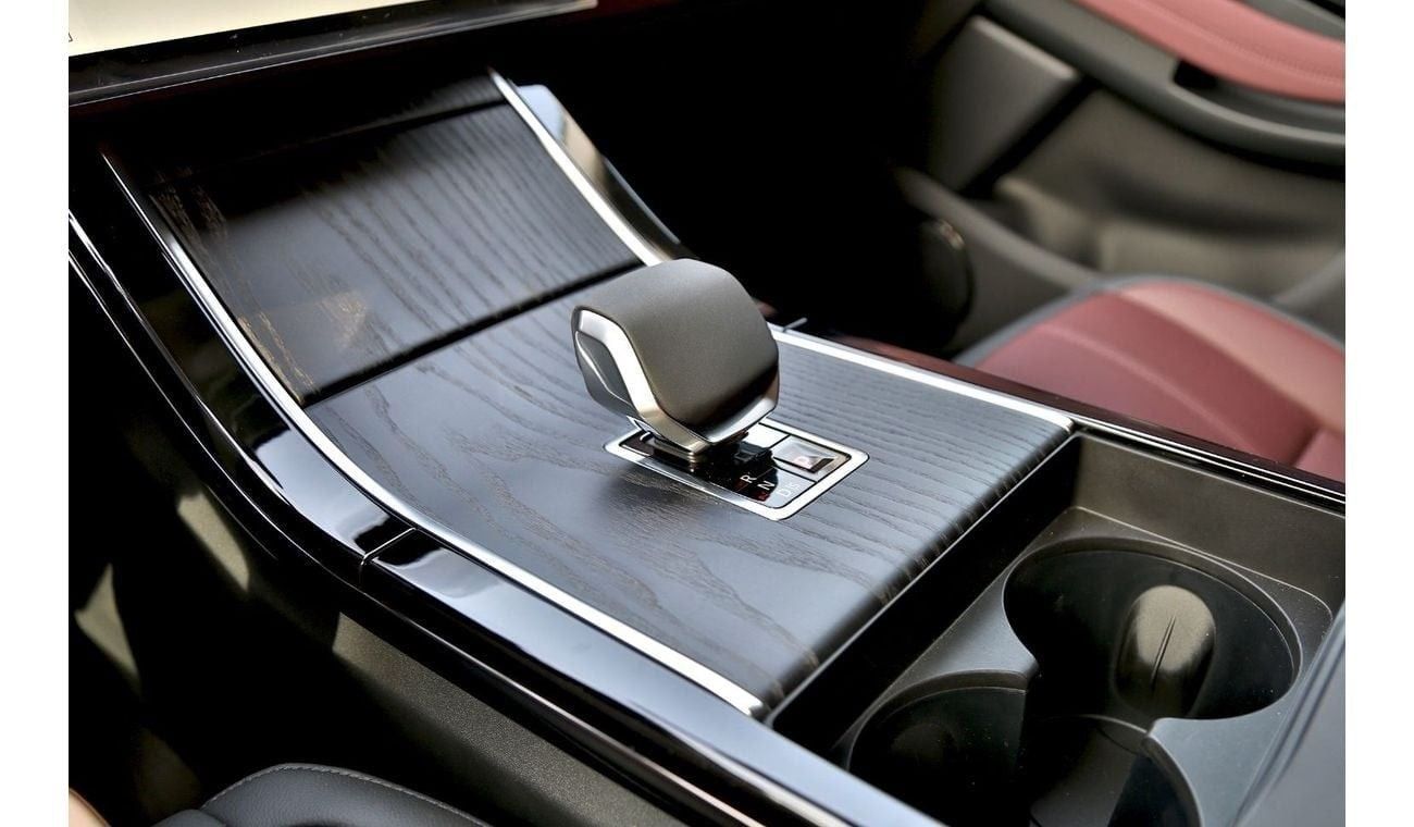 لاند روفر رانج روفر إيفوك P250 SE Dynamic 2025 EXPORT ONLY