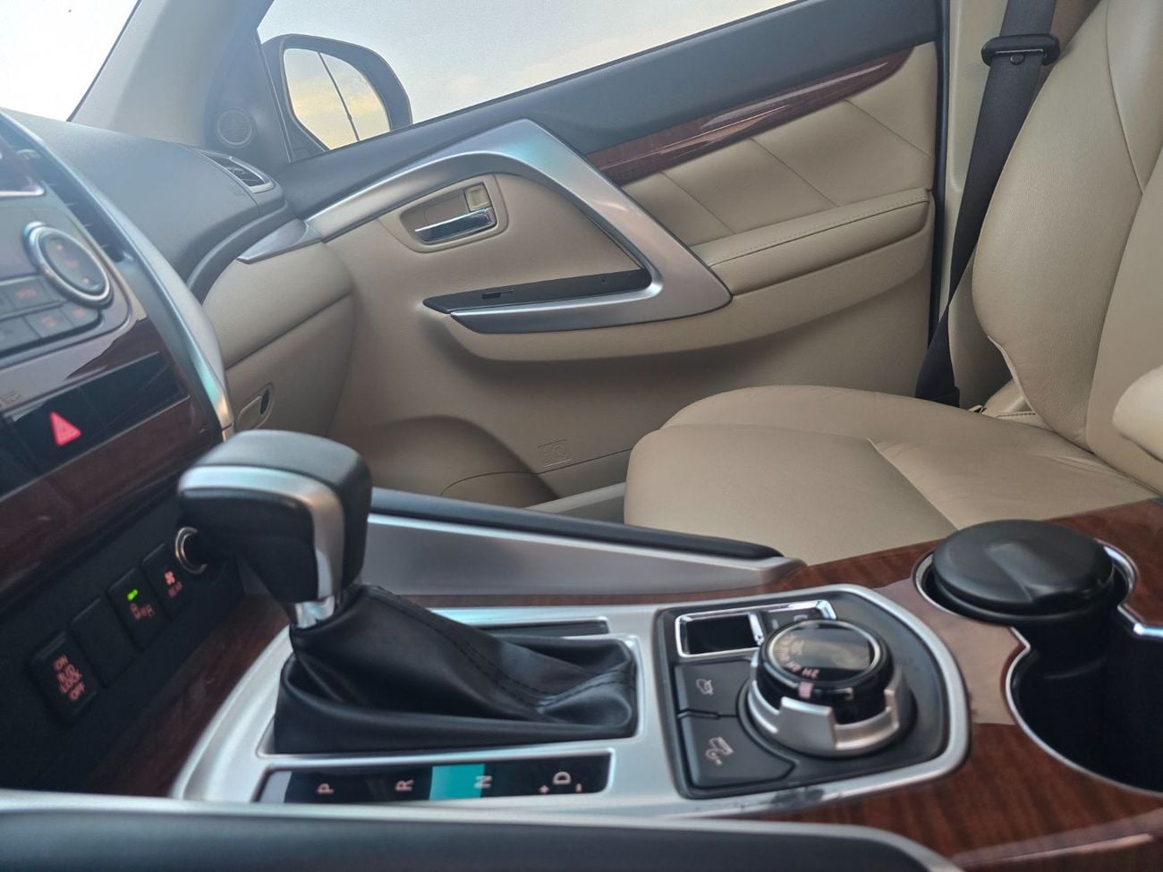 ميتسوبيشي مونتيرو سبورت GLS Premium 3.0L (7 Seater)