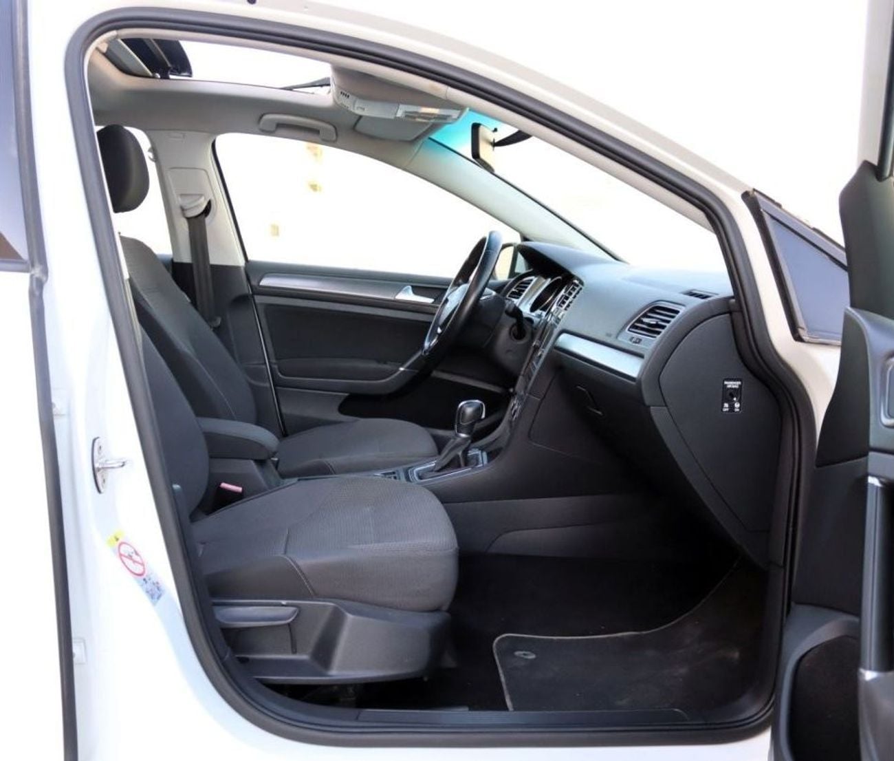 Volkswagen Golf Volkswagen Golf - 2018 - GCC - Accident-Free - 1.0L - 3(V) Excellent Condition Inside & out