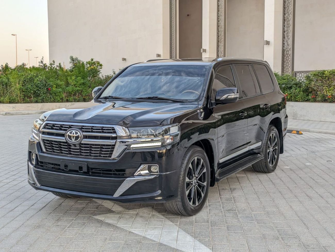 Toyota Land Cruiser GXR2 4.5L GXR-4.5L-1VD-8 Cylinders-LHD-Diesel-4WD-Automatic-8 Seats-5 Doors