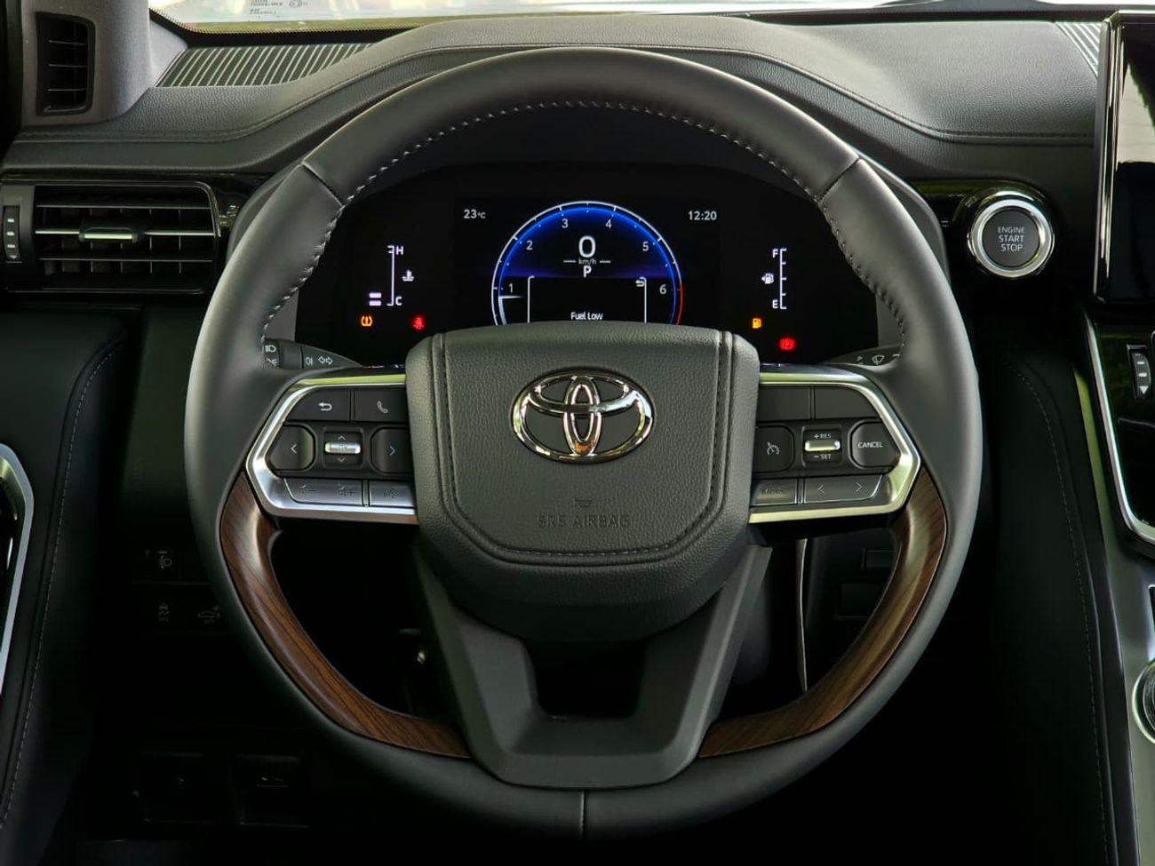 تويوتا لاند كروزر LC300 GXR 4.0 - HIGH OPTIONS - WITHOUT RADAR - 2025 MODEL - WHITE INSIDE BLACK - GCC SPECS