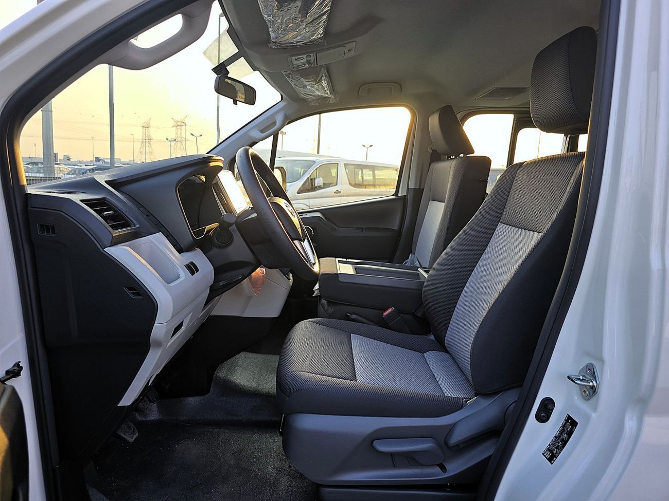 Toyota Hiace Toyota Hiace Std Roof Newshap 2.8l Diesel M/T 15 Seats White Color 2025 Model