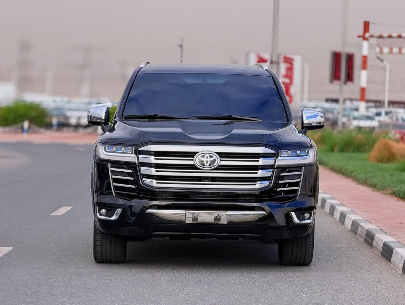تويوتا لاند كروزر GXR 2019 Model Facelift to LC300 2025 Shape Exterior and Interior Both Car is very Clean and Perfect