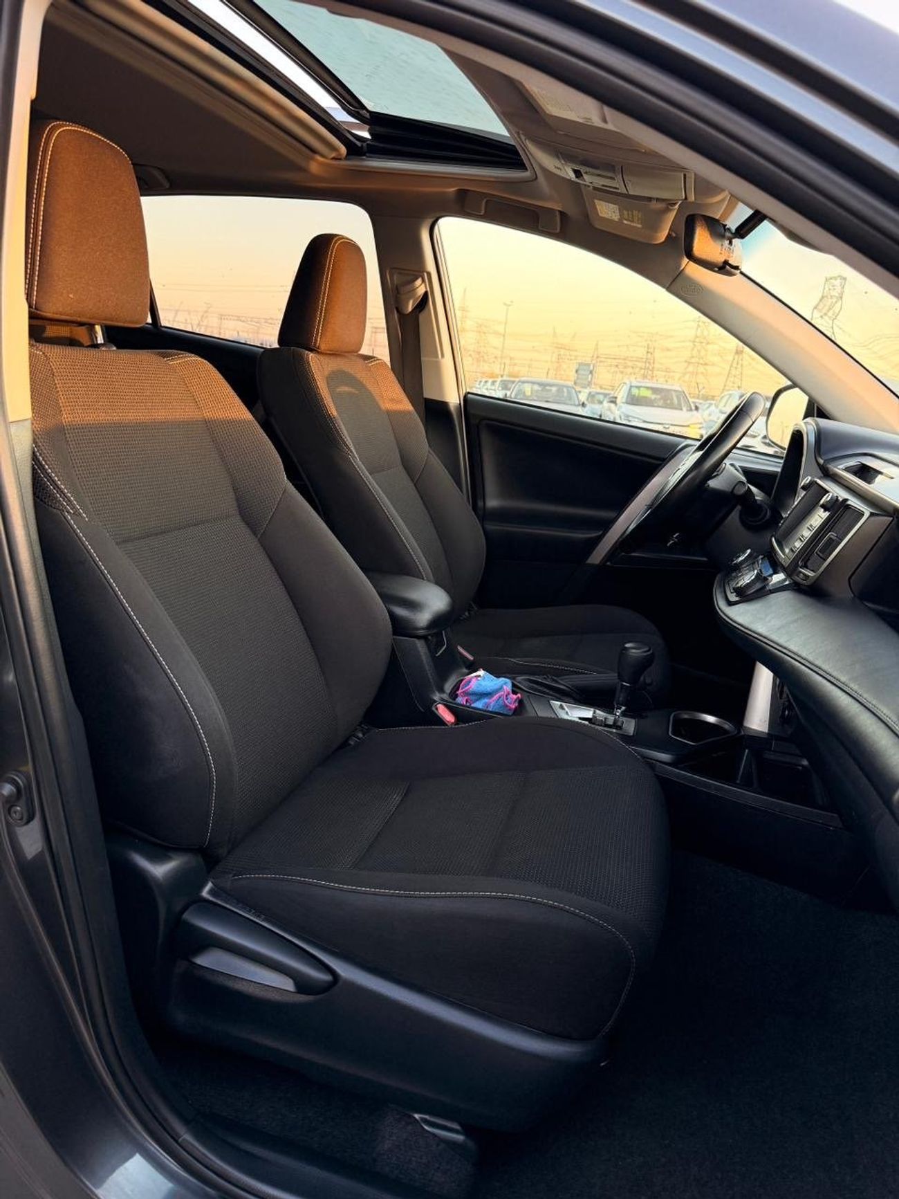 تويوتا راف ٤ XLE 2.5L Full option Sunroof 2018