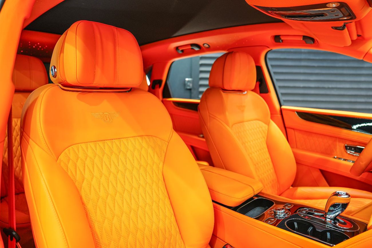 بنتلي بينتايجا W12, Carbon Fiber Body Kit, Panoramic Roof, Starlight Headliner, GCC Specs!!