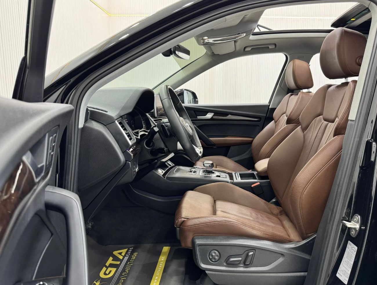 Audi Q5 45 TFSI Quattro S Line 2.0L (252 HP) 2019 Audi Q5 45TFSI S-Line Quattro, Warranty, Full Audi Service