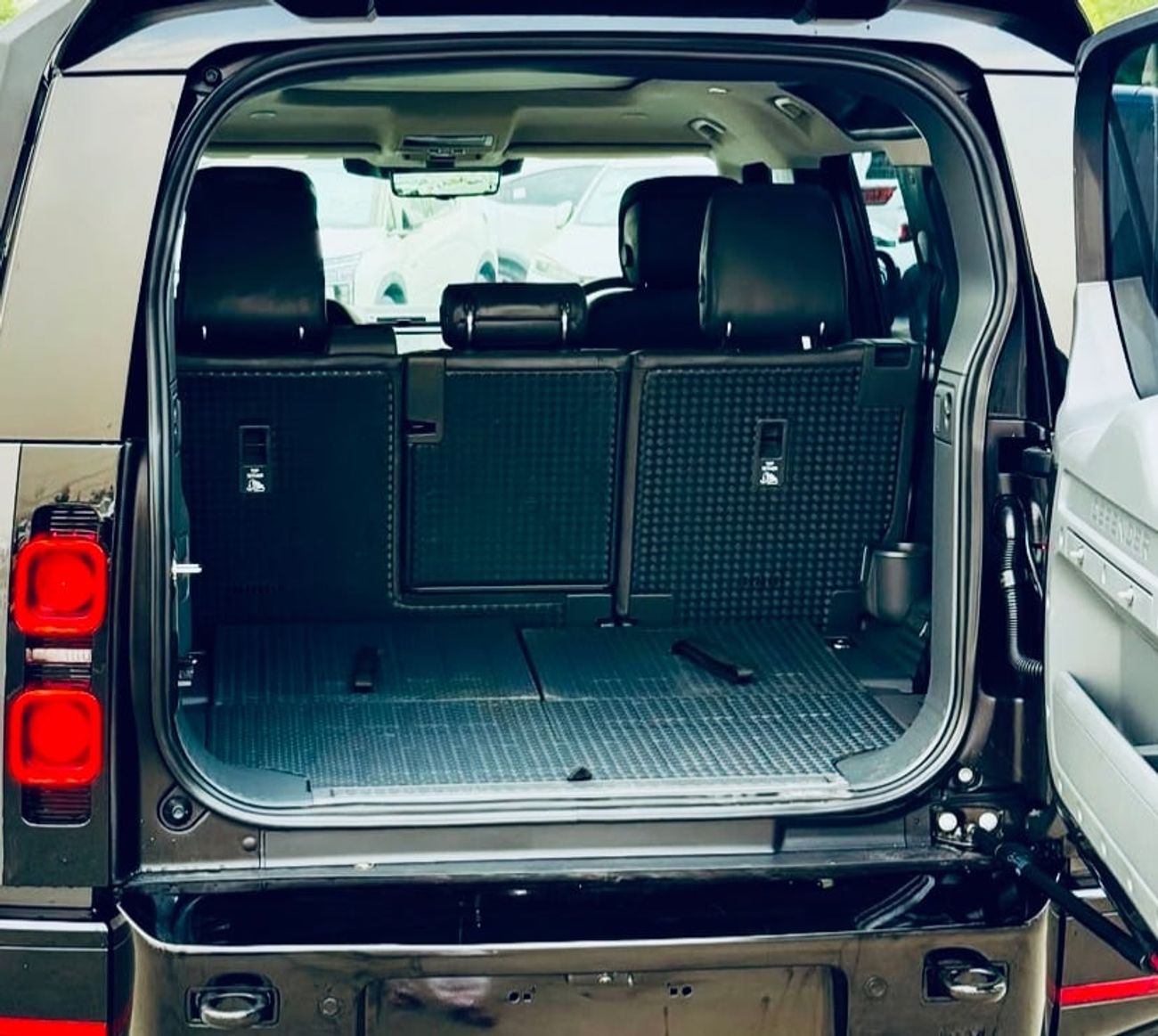 لاند روفر ديفندر 3.0L Petrol Automatic 7 seats 5 Doors Land Rover Defender RHD Petrol 2024 3.0 L 7 seats 5 Doors