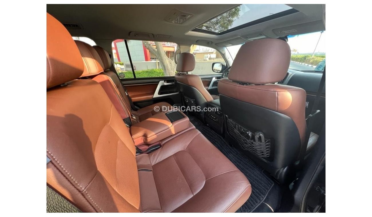Toyota Land Cruiser TOYOTA LAND CRUIZER 2017 GCC VXR 5.7 TOP OF RANGE ORIGINAL PAINT FULL SERVICE HISTORY
