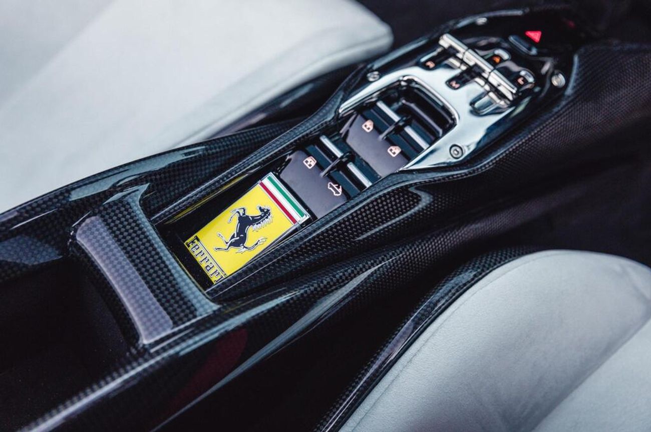 فيراري SF90 سبيدر 4.0T V8 7.9kWh F1 DCT 4WD Euro 6 (s/s) 2dr ( EXPORT ONLY)