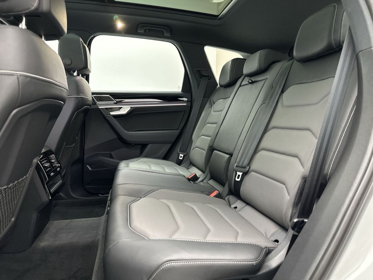 Volkswagen Touareg Touareg R-Line + (Ref#00130) - 42,100 AED SAVINGS from New Car