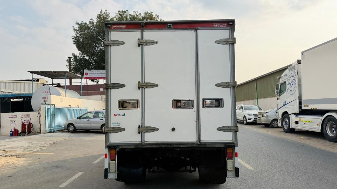 ميتسوبيشي كانتر فان -