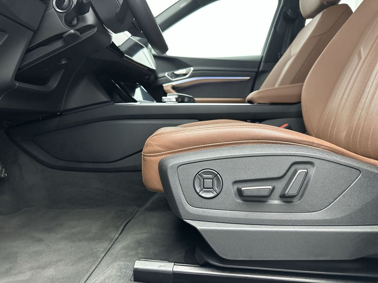 أودي Q8 إي ترون 55 quattro Advanced Q8 Advanced 55 e-tron quat 408hp (Ref# 28451)
