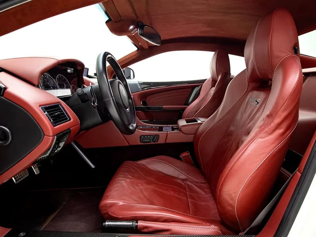 Aston Martin DBS Standard