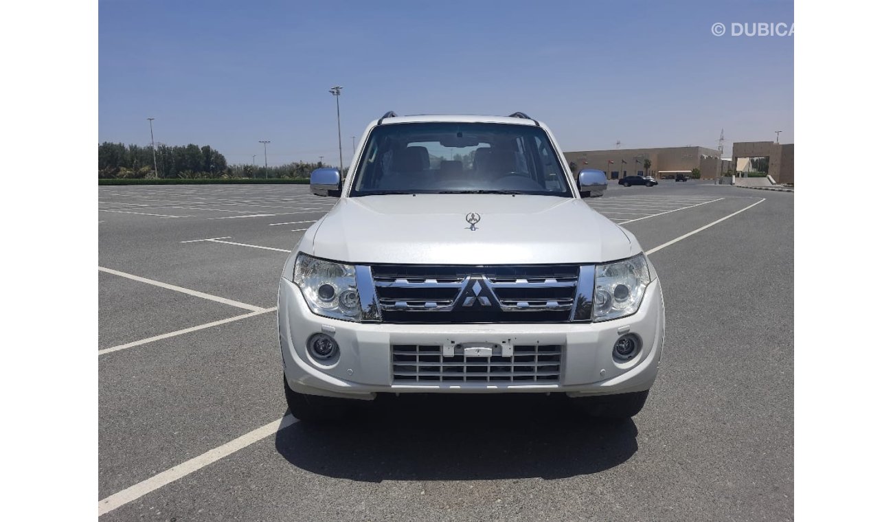 Mitsubishi Pajero GLS Mid Mitsubishi Pajero 2014 gcc full option Excellent Condition