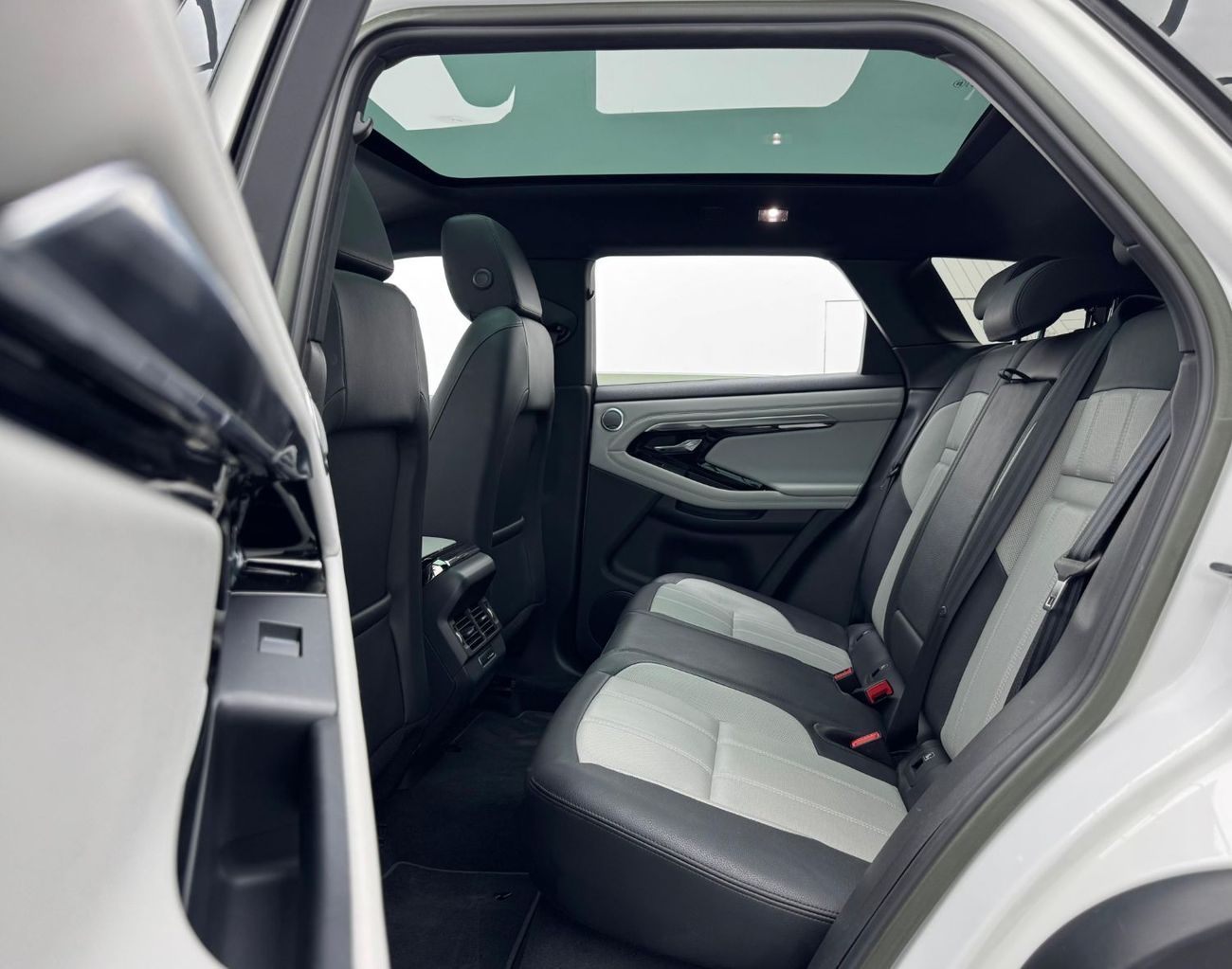 لاند روفر رانج روفر إيفوك P200 R-Dynamic SE 2.0L