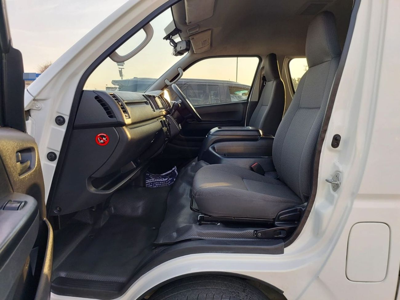 تويوتا هاياس TOYOTA HIACE COMMUTER VAN RHD 2019 MODEL 3.0 L DIESEL AUTOMATIC(PM38974)