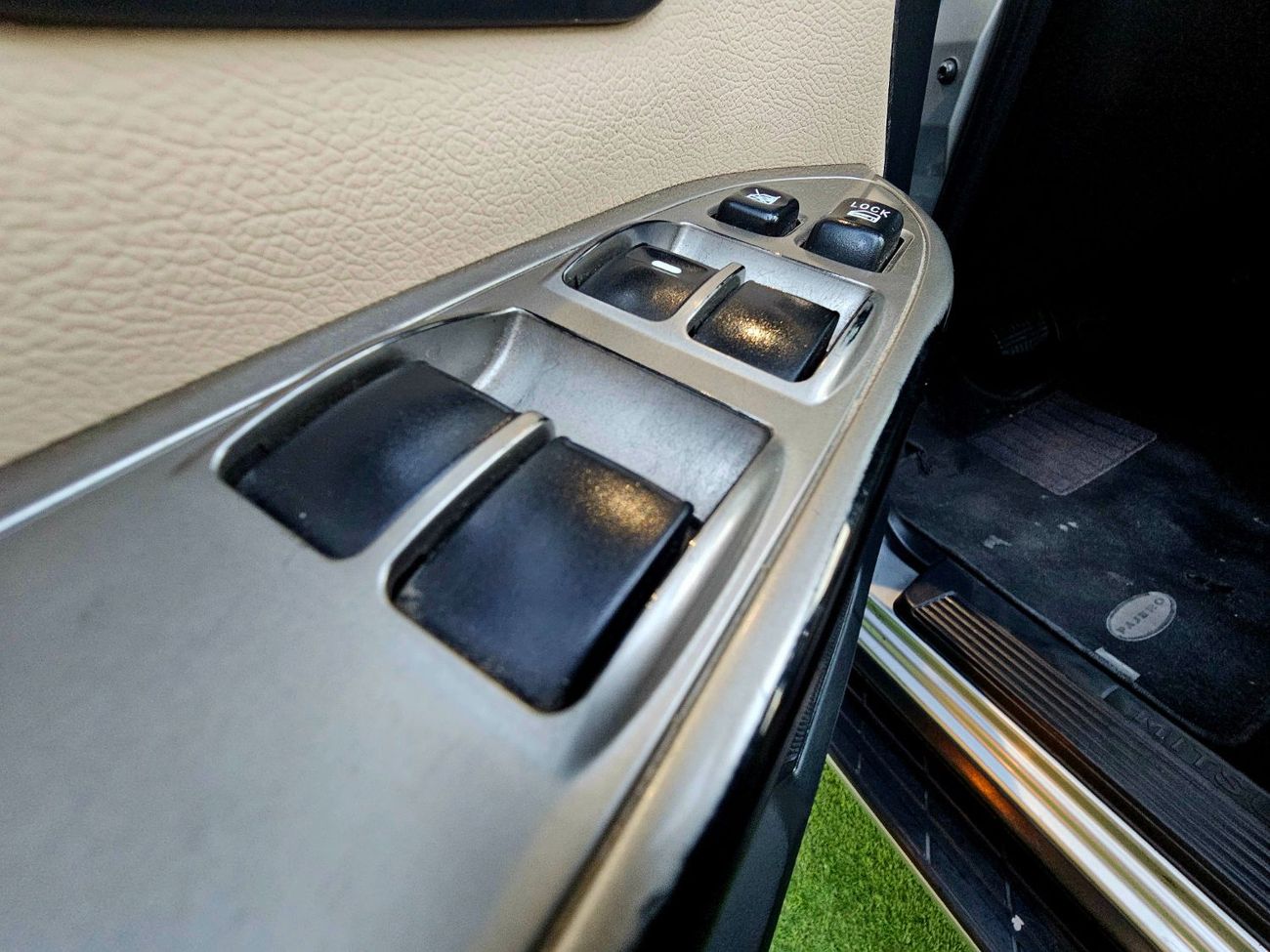 ميتسوبيشي باجيرو GLX / SUNROOF/ LEATHER / ORIGINAL PAINT/ LOW MILEAGE / SINGLE OWNER