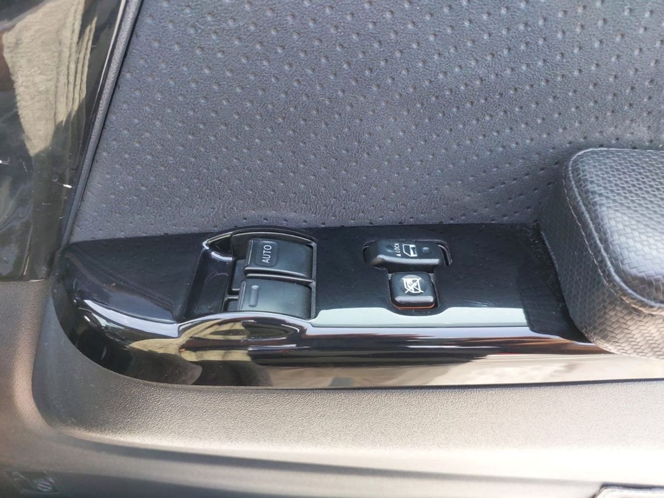 Toyota Hiace TOYOTA HIACE COMMUTER VAN RHD 2013 MODEL 2.7 L PETROL AUTOMATIC(PM17032)