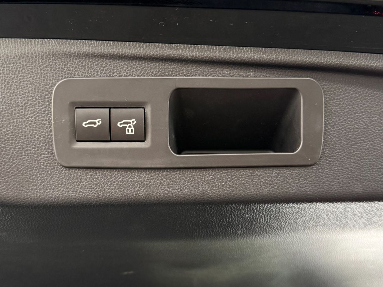 تويوتا برادو 2.8 DIESEL 4X4 AT VX -STD SUNROOF  **EXPORT ONLY**التصدير فقط خارج الخليج**