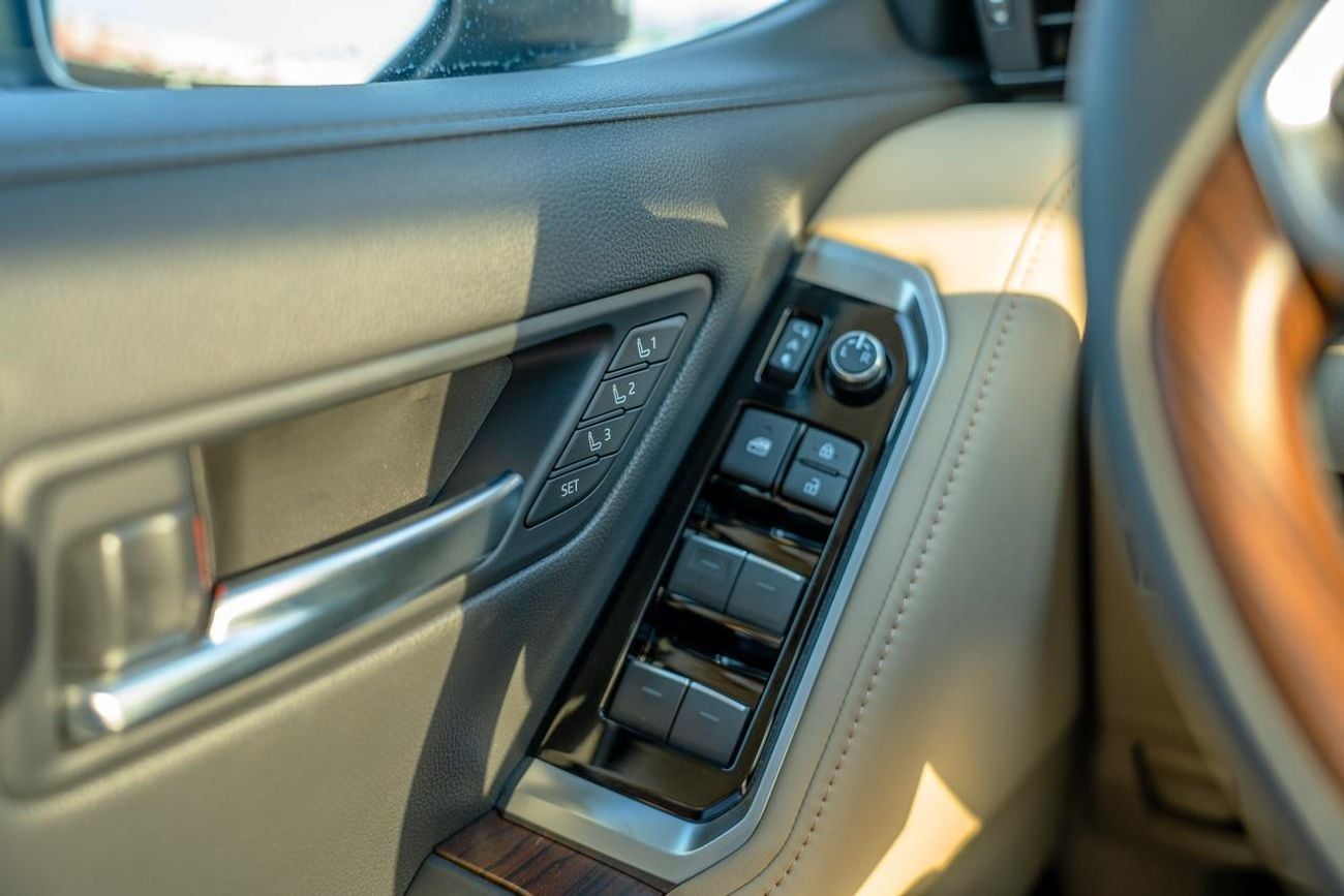 تويوتا لاند كروزر Land cruiser LC 300 VX 4.0L PETROL 2025 FULL OPTION