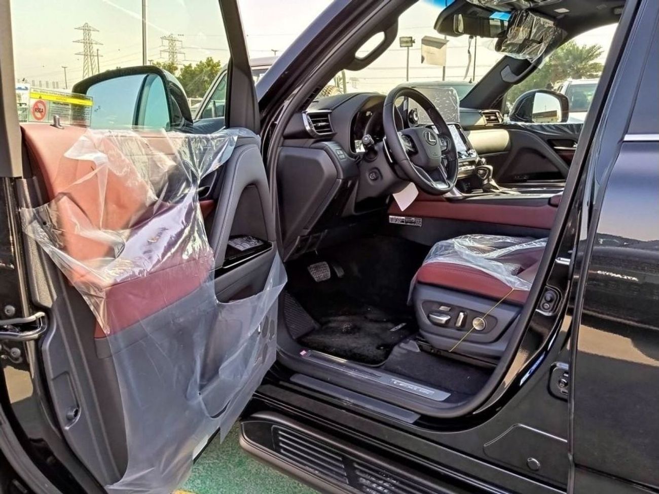 Lexus LX 600 Signature LEXUS LX 600 SIGNTURE BLACK/RED