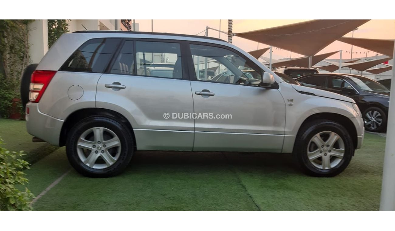 سوزوكي جراند فيتارا خليجى  بدون حوادث رقم 1 فتحة جلدمثبت سرعة رنجات حساسات جناح خلفى  2 ريموت تحكم مرايا بحالة ممتازة