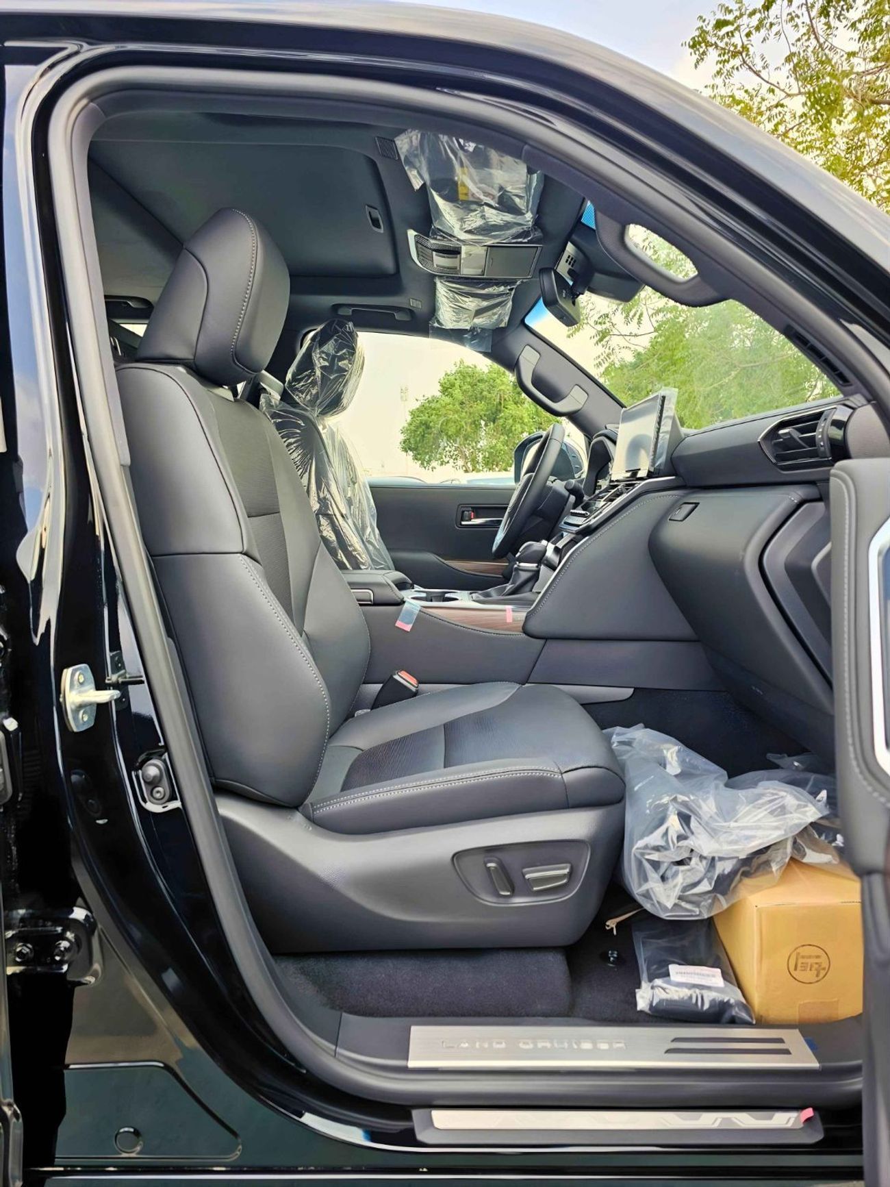 Toyota Land Cruiser VXR VX /4.0L PETROL V6 /RADAR /BIG DVD/JBL SPEAKERS / REAR ENTERTAINMENT DVD /MID OPTION (CODE#VX4MA