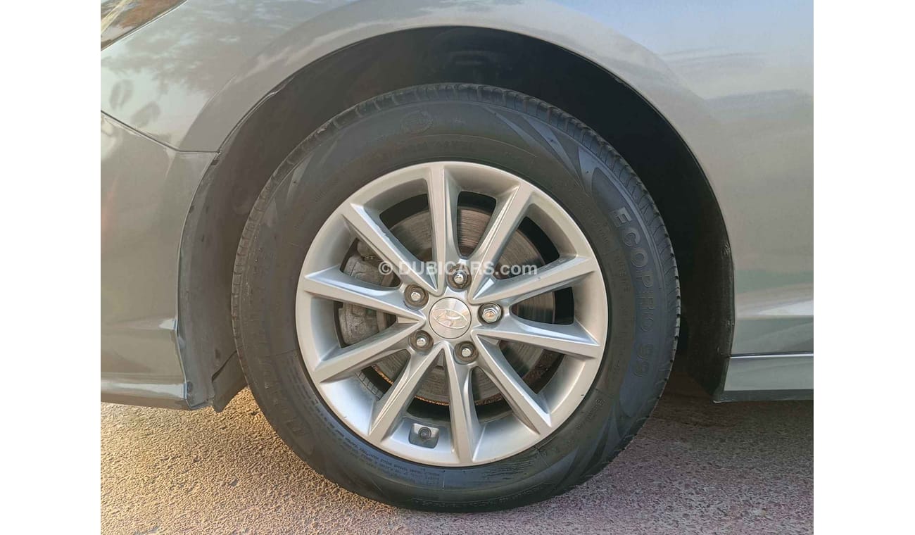 هيونداي سوناتا SE MID OPT / LEATHER / DVD / REAR CAMERA (LOT # 6309)