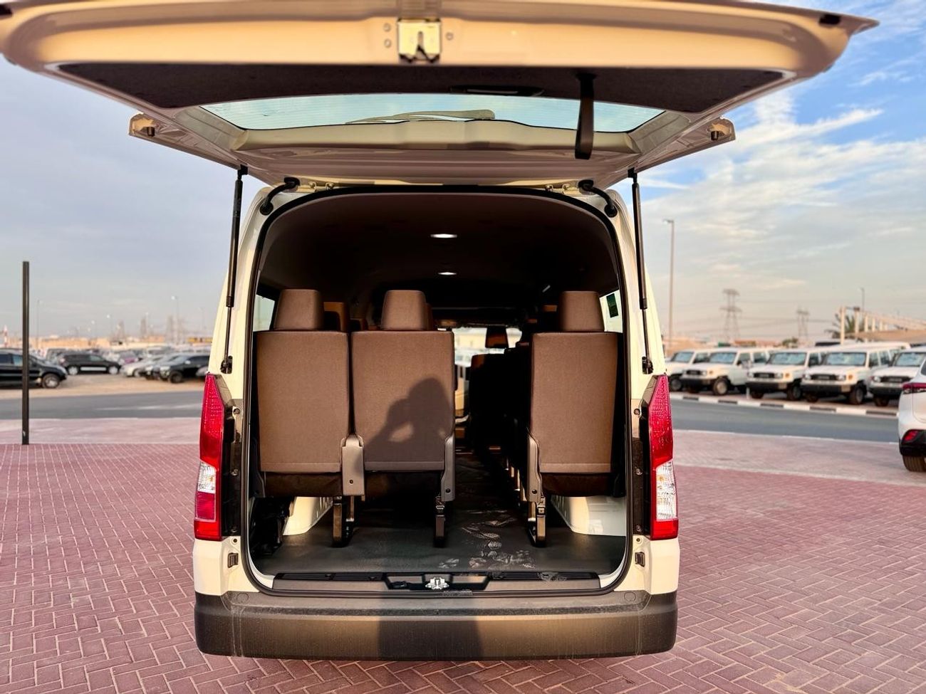 تويوتا هاياس Toyota Hiace13 Seaters bus 6V 3.5L - MT