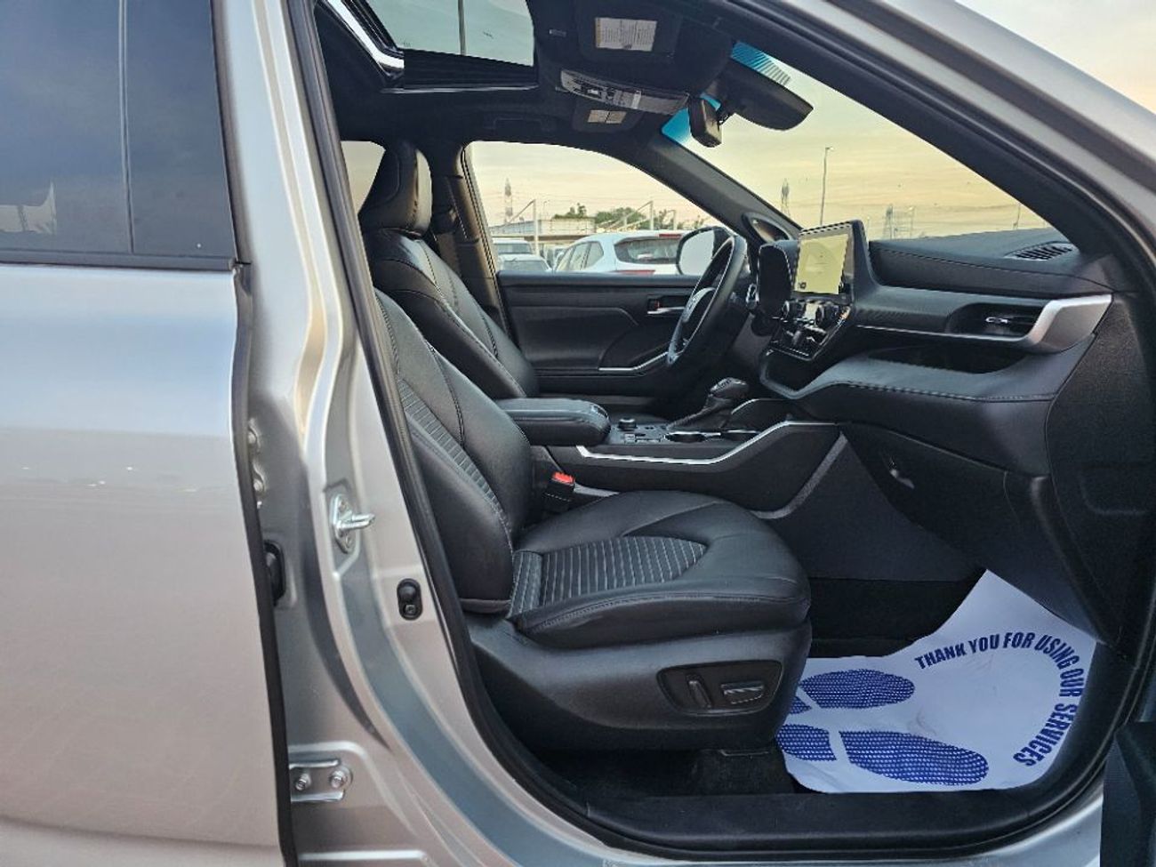 Used Toyota Highlander 2023 Model XSE 2.4L engine 4x4 , sunroof and