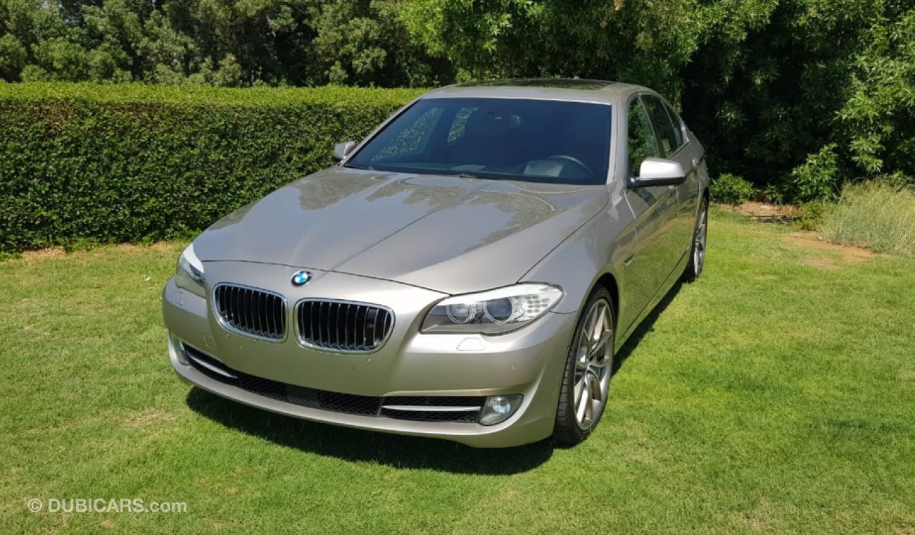 بي أم دبليو 550i موديل 2012 خليجي  فل مواصفات خمس كبسات  فتحه سقف وكراسي جلد ومثبت سرعه وتحكم كهربي كامل ونظام صوت مم