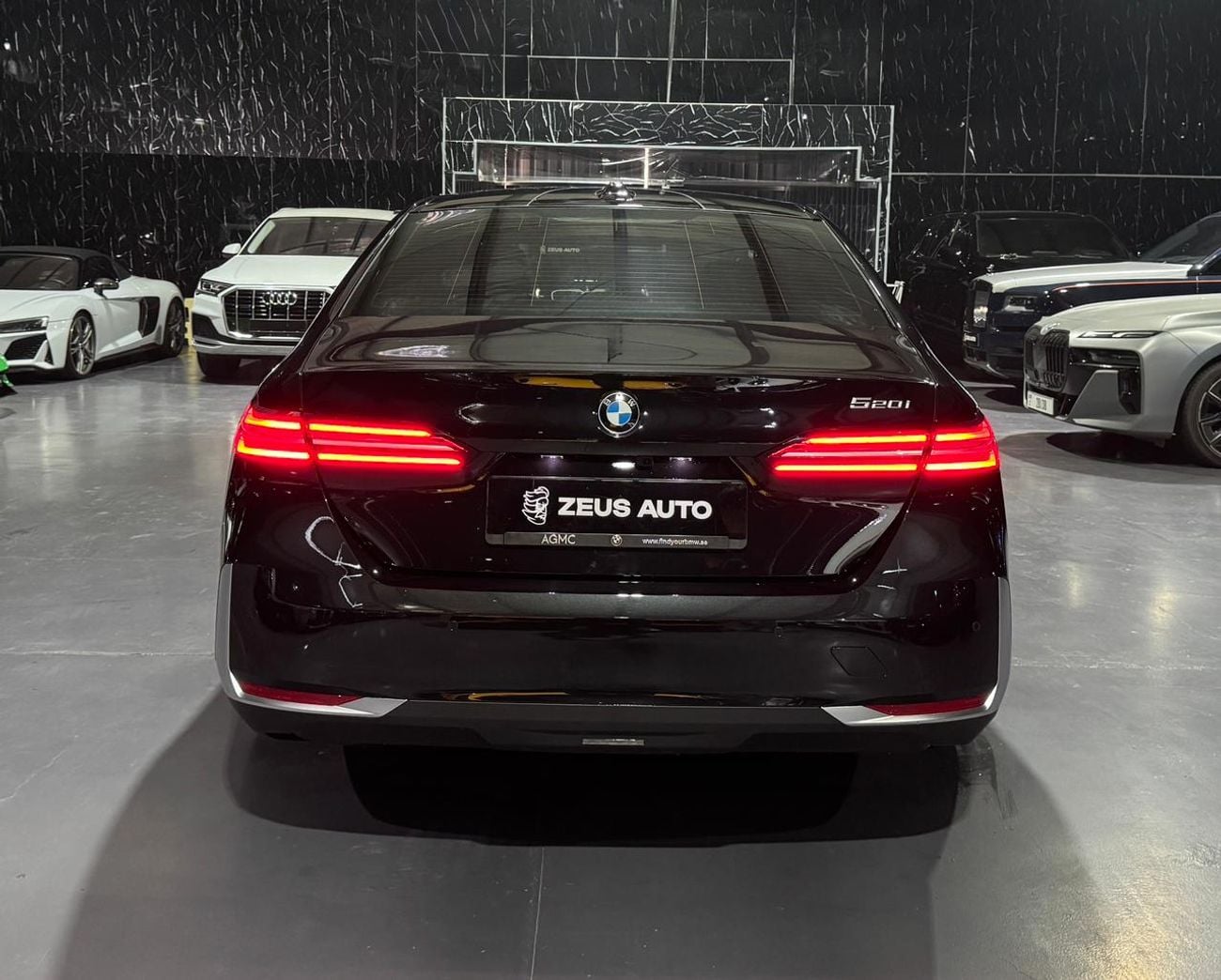 بي أم دبليو 520i 2.0 L | GCC | Low Mileage | RWD