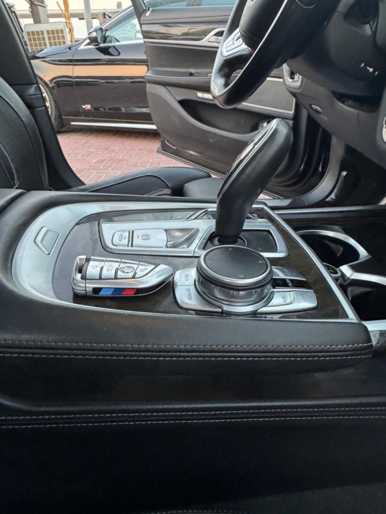 بي أم دبليو 750Li Luxury M Sport Package 4.4L