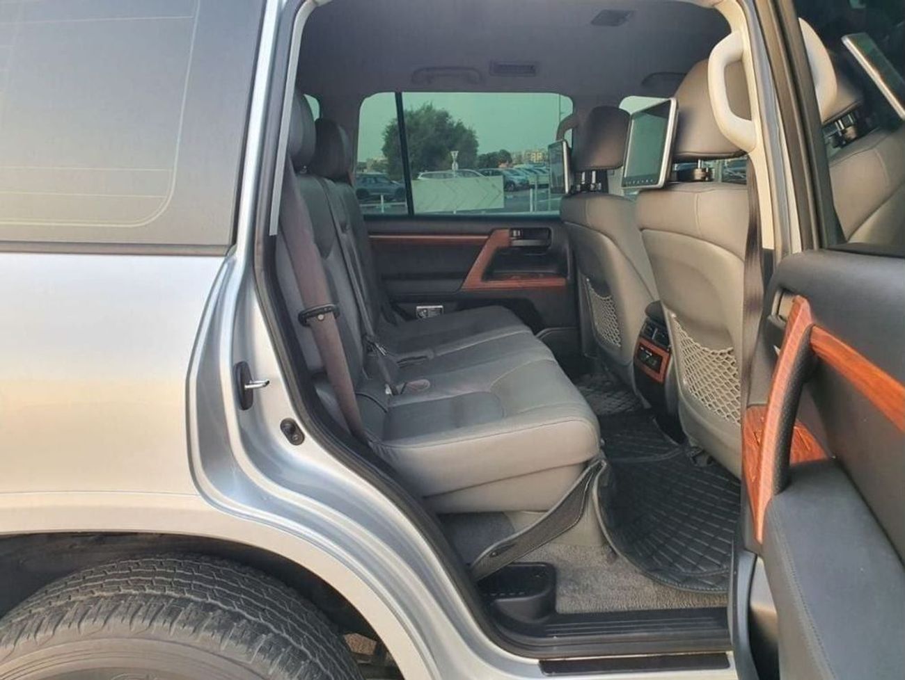 تويوتا لاند كروزر diesel 4.5 liter right hand drive face lift to 2024 model leather seats