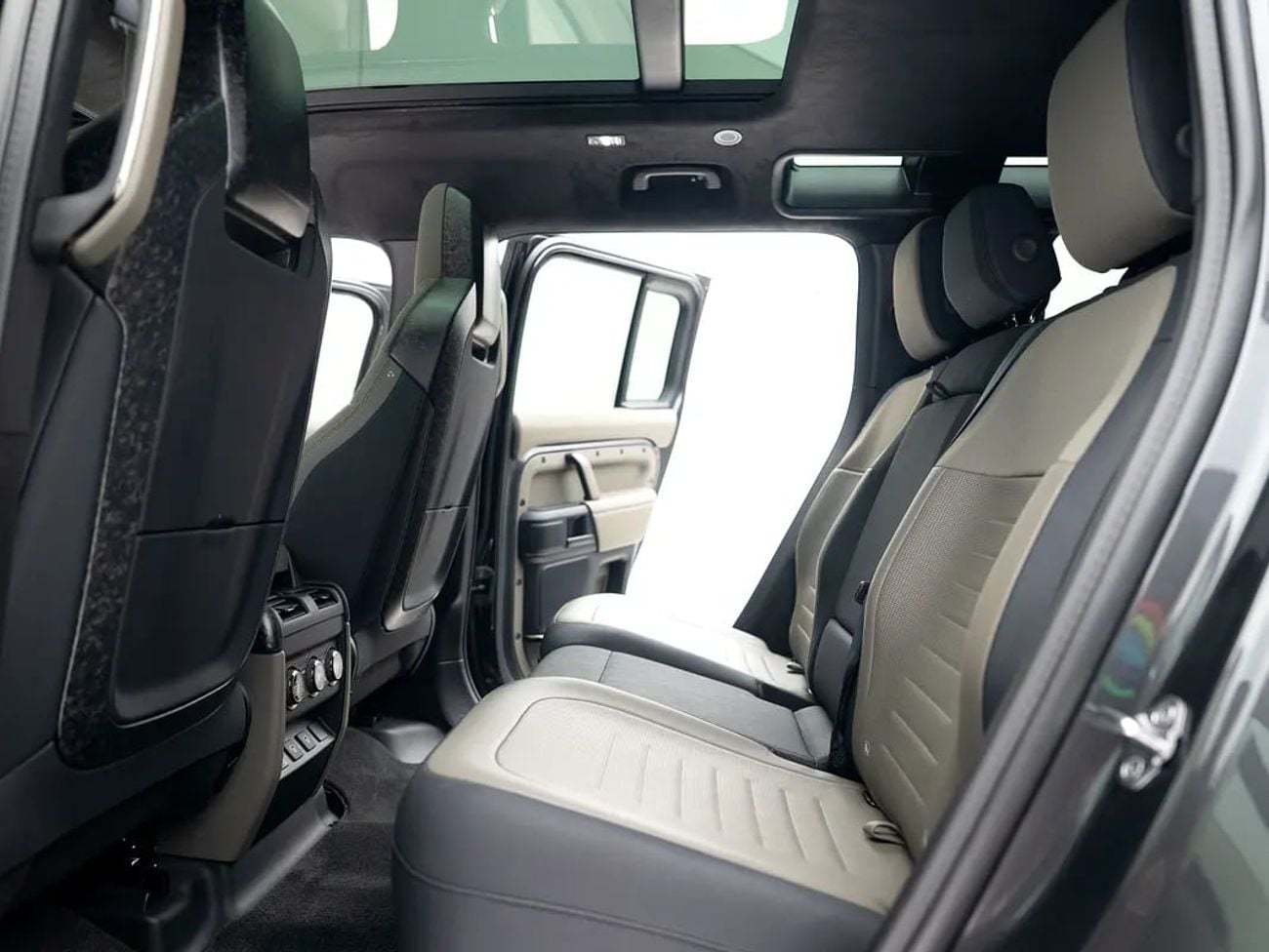 لاند روفر ديفندر 1 OF 1 URBAN AUTOMOTIVE OCTA | 4 YEAR WORLDWIDE WARRANTY | 700 BHP