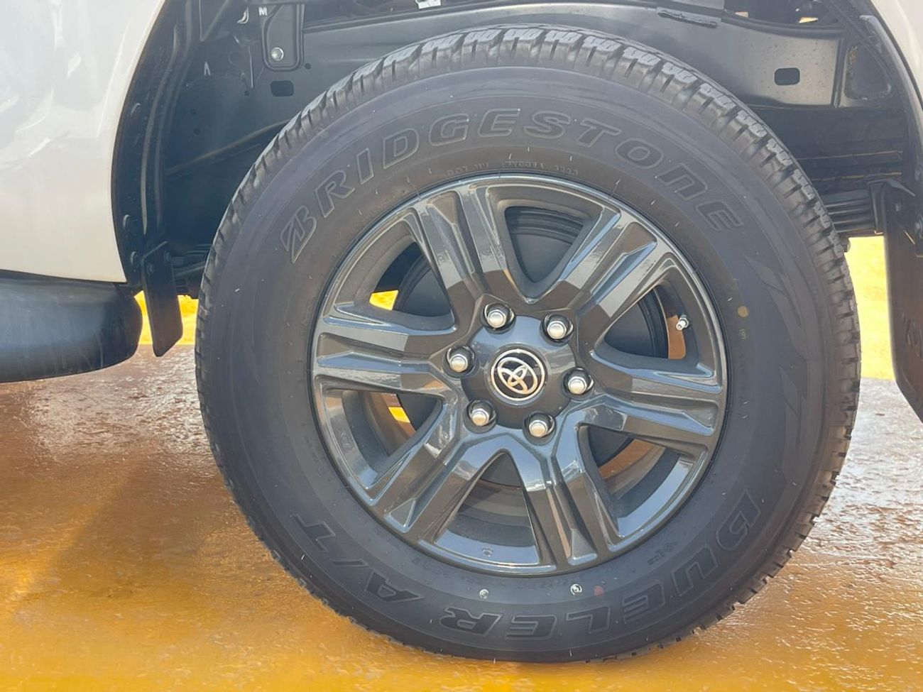 Toyota Hilux GLX 2.7L Double Cab Utility 4WD M/T Toyota Hilux PETROL GLX 2.7L Double Cab 4WD M/T 2025