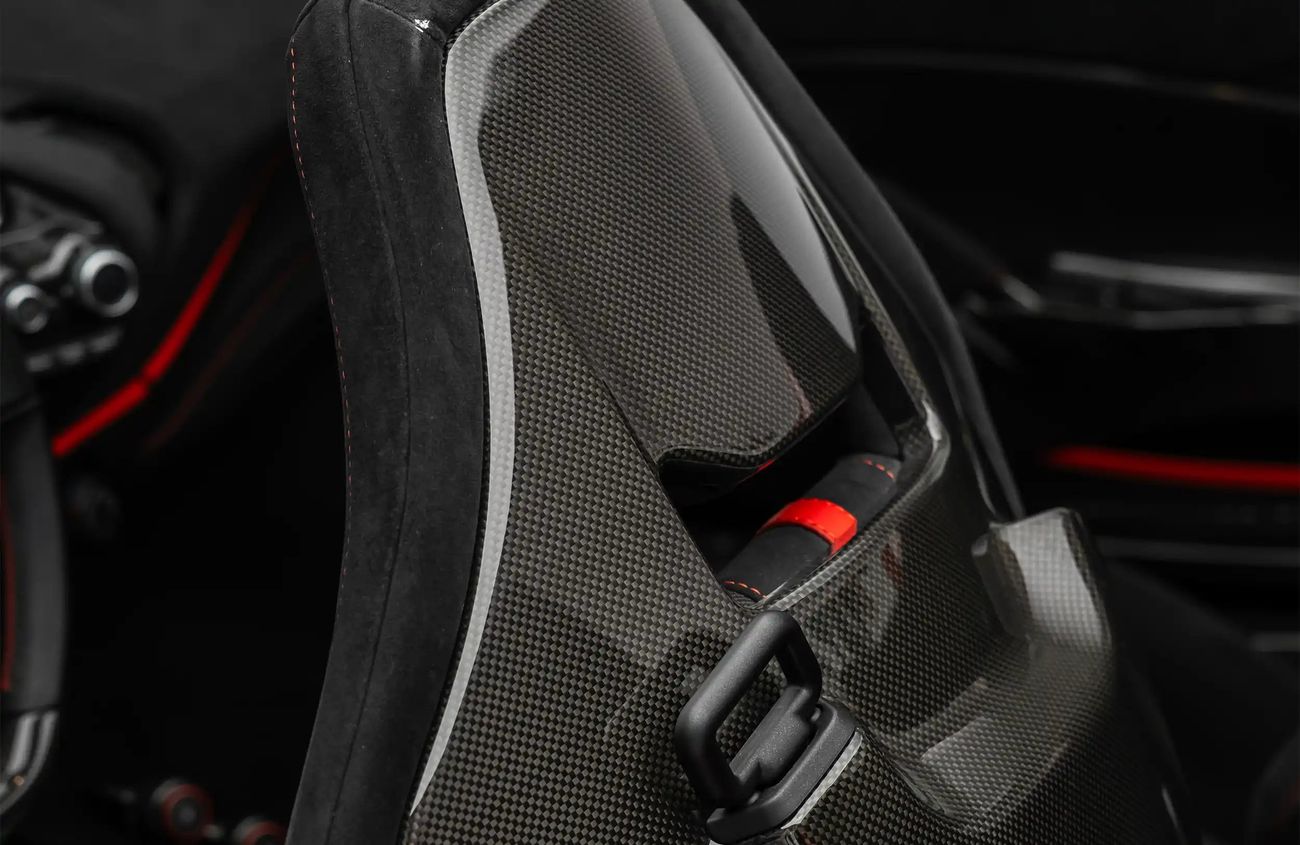 فيراري 488 بيستا سبايدر 3.9L V8 Twin-Turbocharged Engine