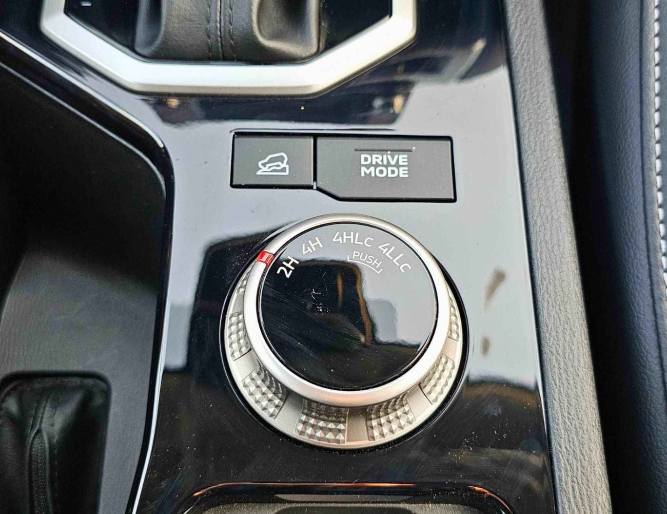 Mitsubishi L200 SPORTERO || 2.4L DIESEL V4 A/T / PUSH START / LEATHER WITH DRIVER PWR SEAT / REAR CAMERA (CODE # SPT