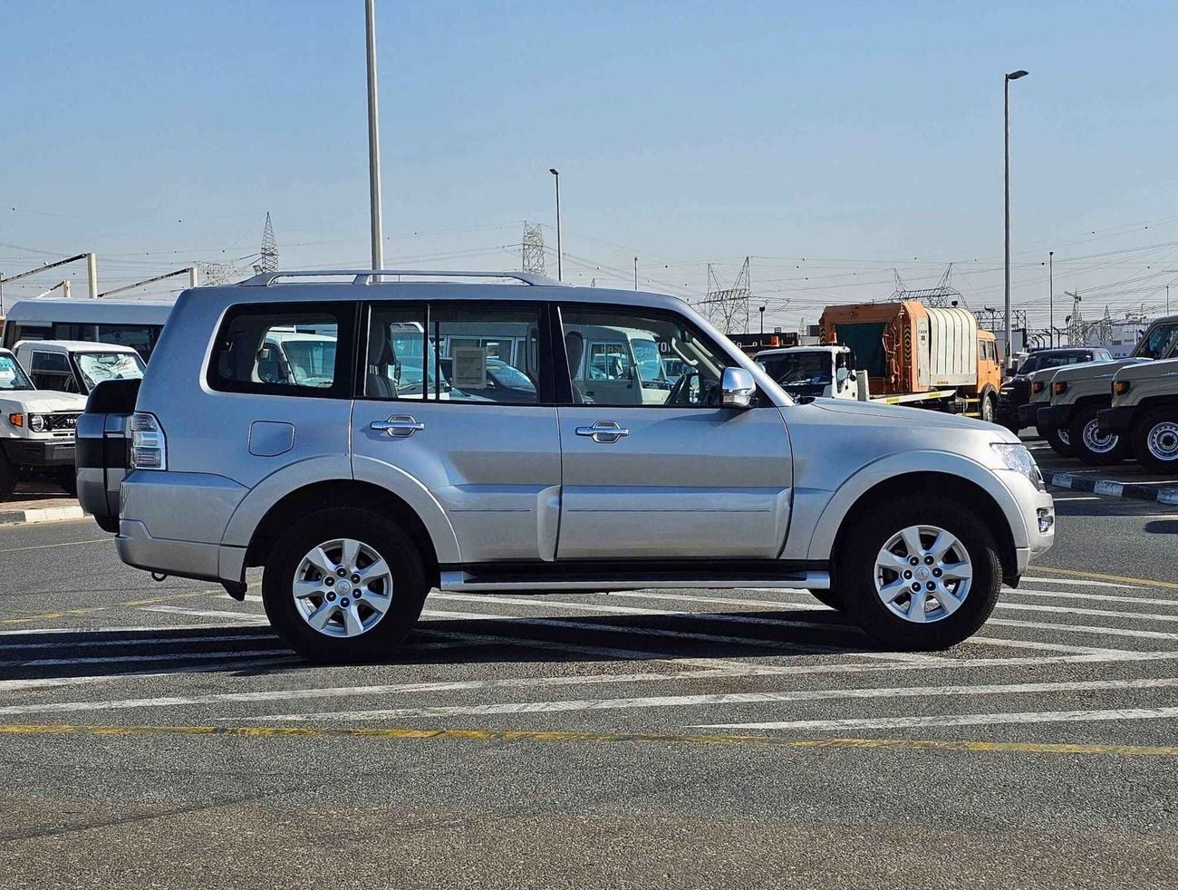 ميتسوبيشي باجيرو GLS 3.5/ 4WD/ DVD CAMERA/ LOW MILEAGE/ 861 MONTHLY /LOT#19596