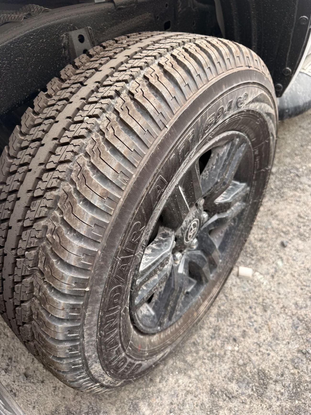 Toyota Hilux 2.7L - Super White Inside Red