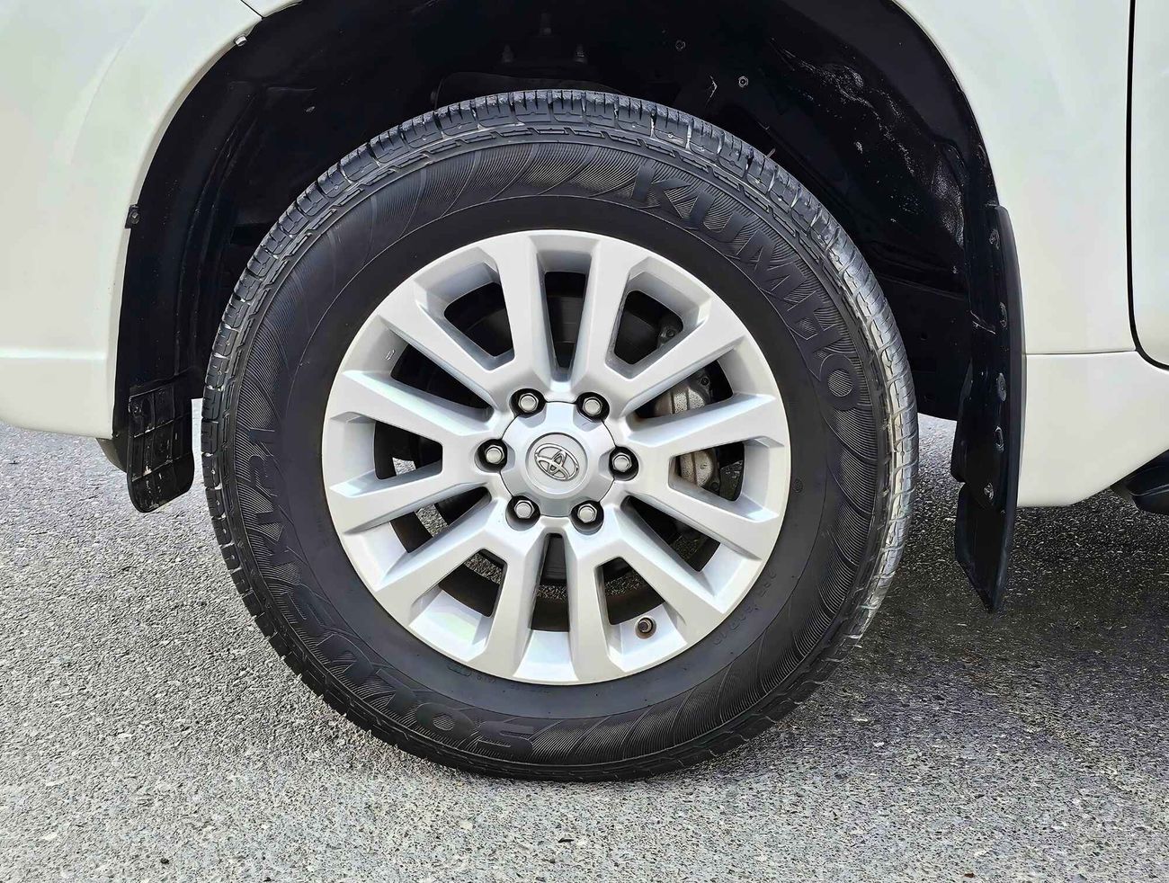 تويوتا برادو GXR V4 2.7L/ 4WD GCC/  LEATHER SEATS/ DVD CAMERA/  TYRE DOWN/  LOW MILEAGE/ LOT#64297