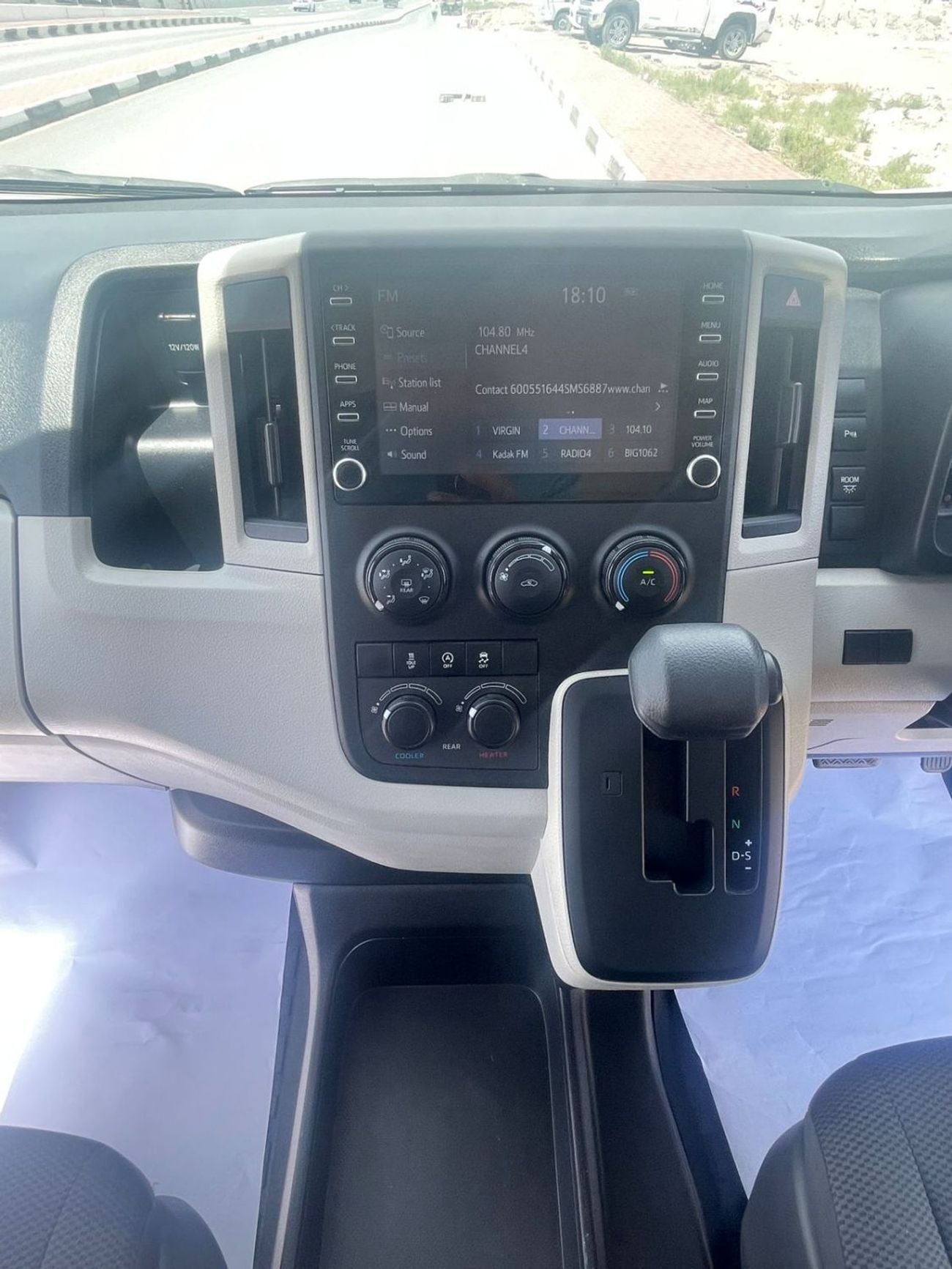 Toyota Hiace DLS HIGH ROOF TOYOTA HIACE COMMUTER ,DIESEL ENGINE 2800 CC ,10 SEATER ,RIGHT HAND DRIVE