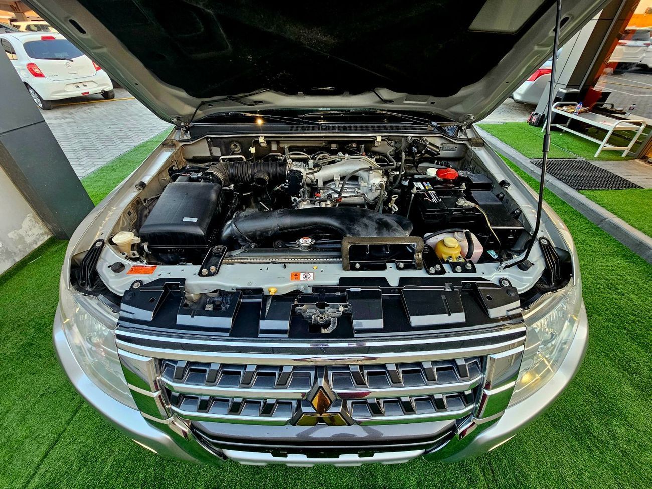 Mitsubishi Pajero GLS / SUNROOF/ LEATHER / ORIGINAL PAINT/ LOW MILEAGE / SINGLE OWNER