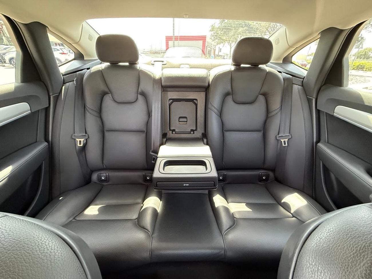 Volvo S90 T5 Momentum 2.0L  VOLVO S90T5 UNLIMITED BRIGHT MOMENTUM 2021 GCC FULL SERVICE HI