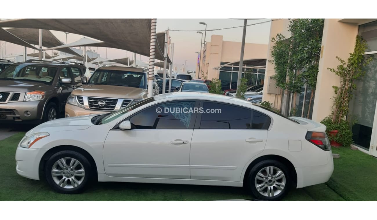Nissan Altima Without accidents No.2, white color inside beige, fingerprint, cruise control, rear wing control, se